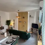 Cozy & Air-conditioned 2 Patte D'oie Quiet Neighborhood Apartment *