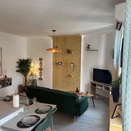 Cozy & Air-conditioned 2 Patte D'oie Quiet Neighborhood Apartment *