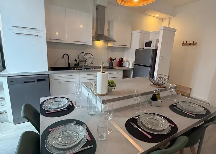 Cozy & Air-conditioned 2 Patte D'oie Quiet Neighborhood Apartment