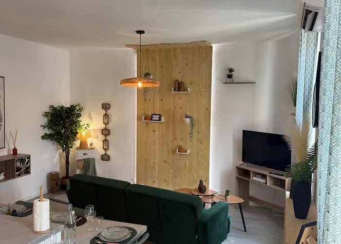 Cozy & Air-conditioned 2 Patte D'oie Quiet Neighborhood Apartment *